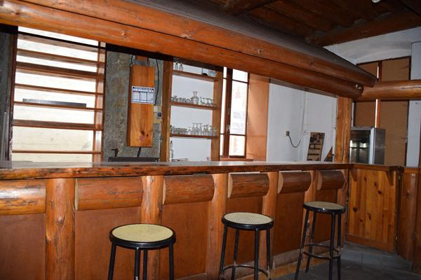 Ensemble immobilier composé d'un local commercial et d'un appartement dans le centre de Grazac