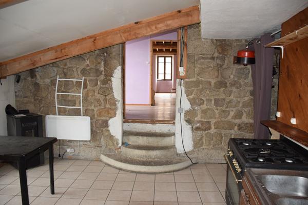 Ensemble immobilier composé d'un local commercial et d'un appartement dans le centre de Grazac