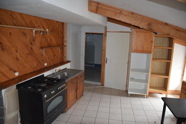 Ensemble immobilier composé d'un local commercial et d'un appartement dans le centre de Grazac