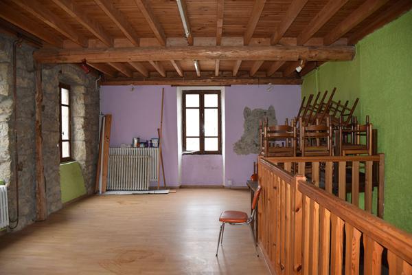Ensemble immobilier composé d'un local commercial et d'un appartement dans le centre de Grazac