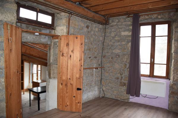 Ensemble immobilier composé d'un local commercial et d'un appartement dans le centre de Grazac