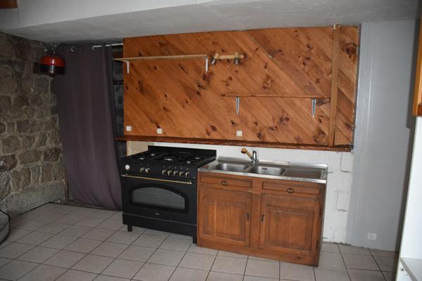 Ensemble immobilier composé d'un local commercial et d'un appartement dans le centre de Grazac