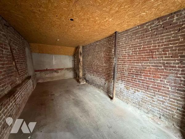 Au c?ur du centre ville garage avec grenier 