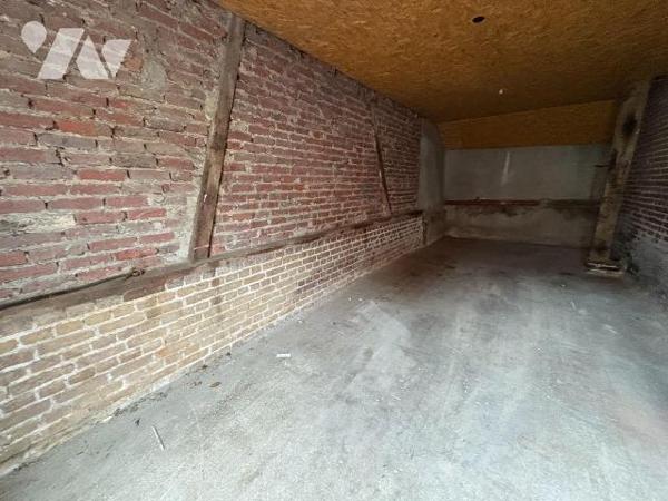 Au c?ur du centre ville garage avec grenier 