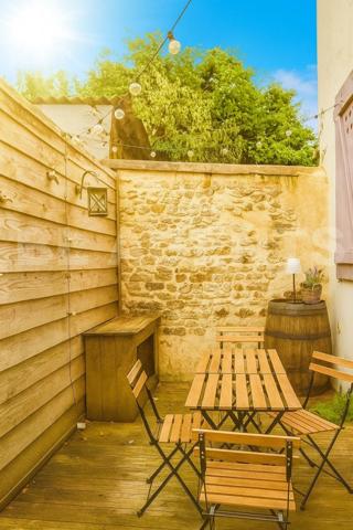 Triplex coup de cœur entièrement rénové, hypercentre de Lisieux avec terrasse intimiste.