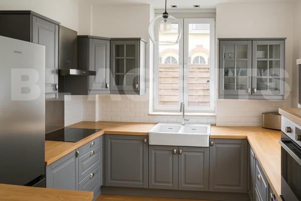 Triplex coup de cœur entièrement rénové, hypercentre de Lisieux avec terrasse intimiste.