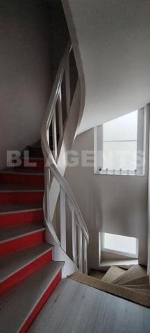 Triplex coup de cœur entièrement rénové, hypercentre de Lisieux avec terrasse intimiste.