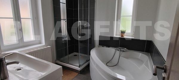 Triplex coup de cœur entièrement rénové, hypercentre de Lisieux avec terrasse intimiste.