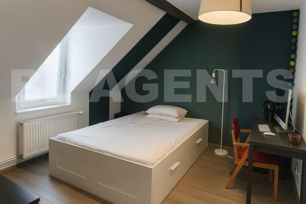 Triplex coup de cœur entièrement rénové, hypercentre de Lisieux avec terrasse intimiste.