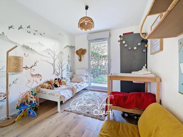 Rez-de-jardin dans résidence standing avec piscine