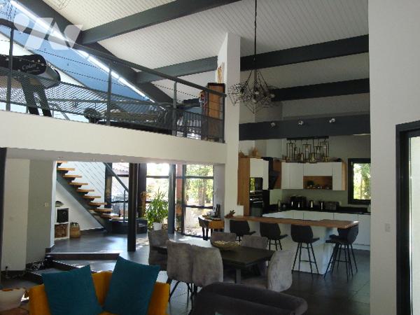 COLOMIERS  quartier résidentiel, villa 2004, T9, 5 chambres, piscine, sous-sol 100 m2, parc, annexes