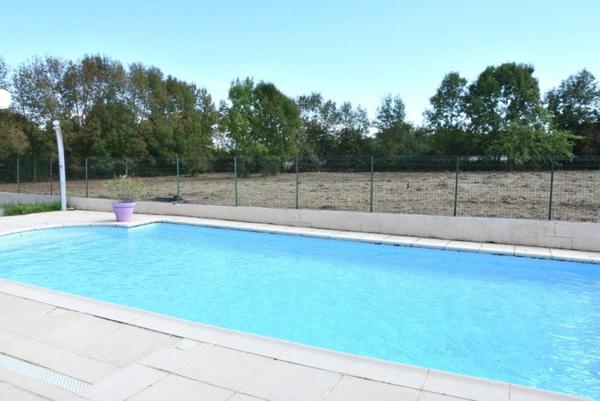 Magnifique maison rénovée de plain-pied avec piscine.