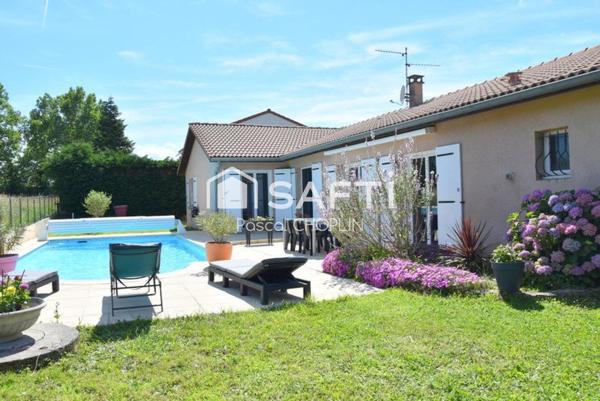 Magnifique maison rénovée de plain-pied avec piscine.