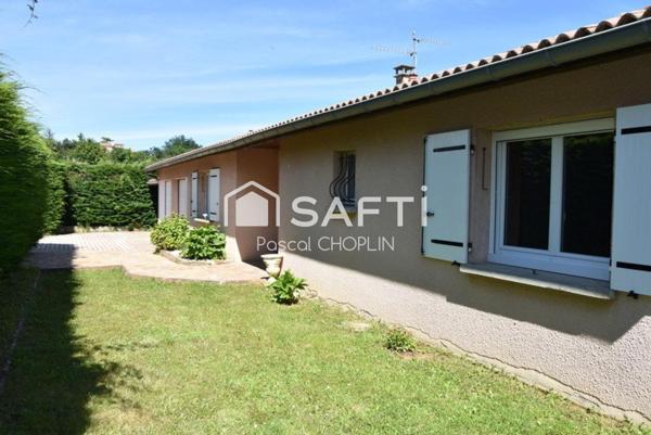 Magnifique maison rénovée de plain-pied avec piscine.