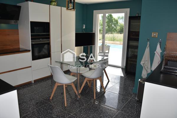 Magnifique maison rénovée de plain-pied avec piscine.