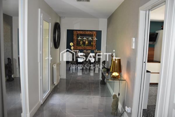 Magnifique maison rénovée de plain-pied avec piscine.