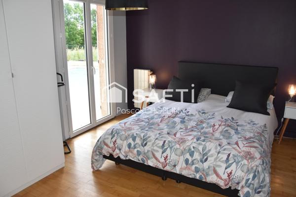 Magnifique maison rénovée de plain-pied avec piscine.