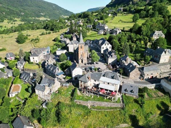 Ensemble hôtelier avec restaurant – Murs et fonds de commerce