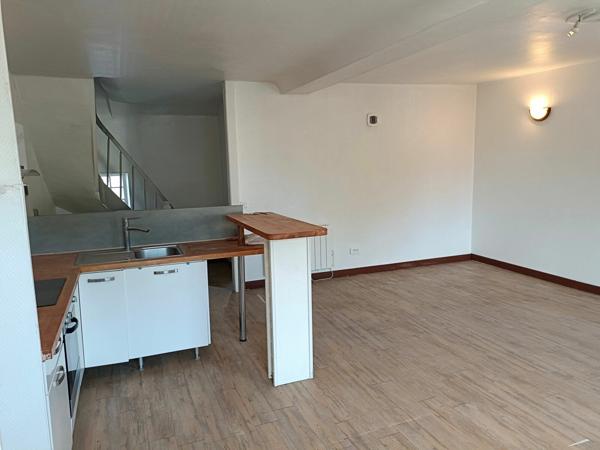 Maison à louer  3 pièces •  Saint-Cosme-en-Vairais