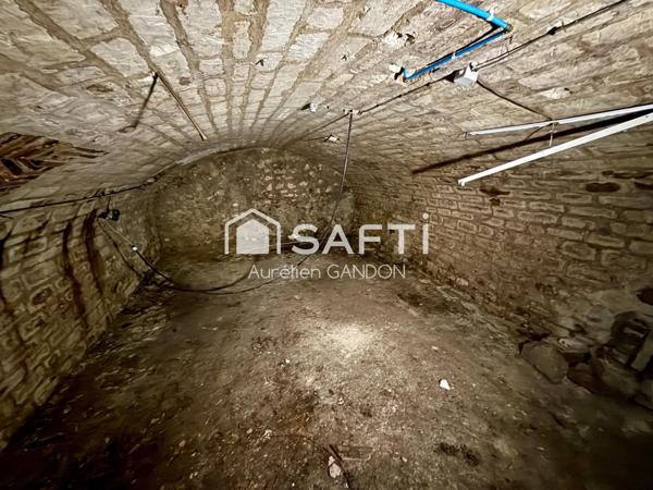 Maison avec garage et dépendance