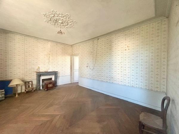 Marcoussis (91460) MARCOUSSIS - Propriété de type F7 - 246 m2 hab - Jardin d'env. 2 100 m2 - Grange