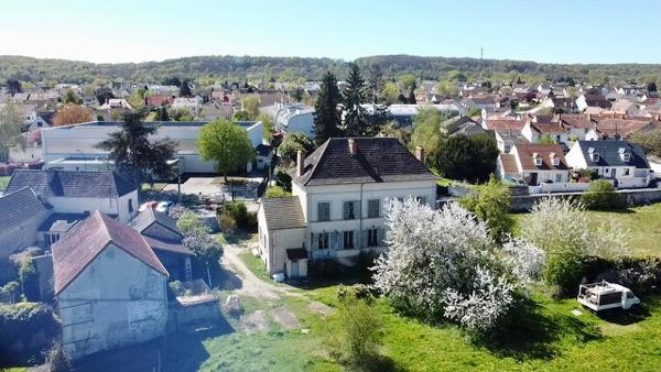 Marcoussis (91460) MARCOUSSIS - Propriété de type F7 - 246 m2 hab - Jardin d'env. 2 100 m2 - Grange