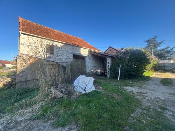 Marcoussis (91460) MARCOUSSIS - Propriété de type F7 - 246 m2 hab - Jardin d'env. 2 100 m2 - Grange