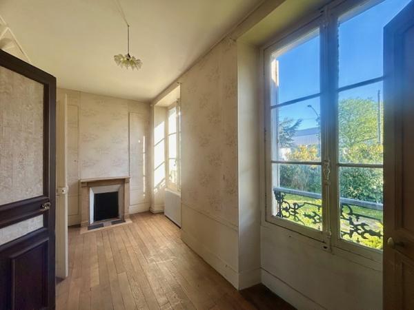 Marcoussis (91460) MARCOUSSIS - Propriété de type F7 - 246 m2 hab - Jardin d'env. 2 100 m2 - Grange