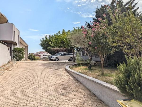 Maison + Entrepot / Bureaux + Terrain constructible