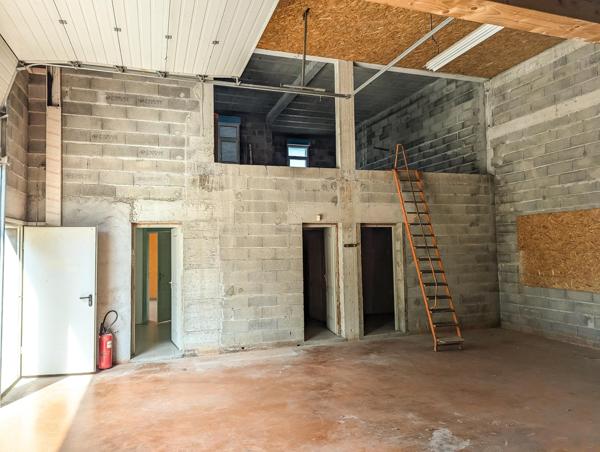 Maison + Entrepot / Bureaux + Terrain constructible