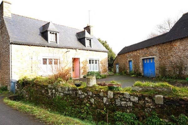 Maison en pierre, 1074m² de terrain, dépendances.