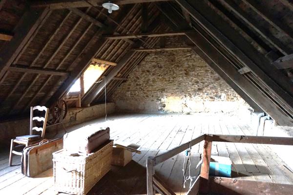 Maison en pierre, 1074m² de terrain, dépendances.