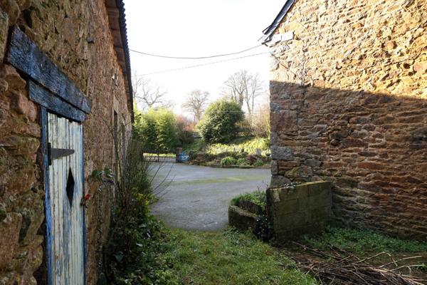 Maison en pierre, 1074m² de terrain, dépendances.