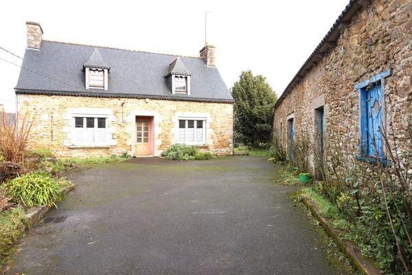 Maison en pierre, 1074m² de terrain, dépendances.