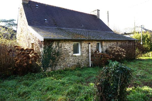 Maison en pierre, 1074m² de terrain, dépendances.