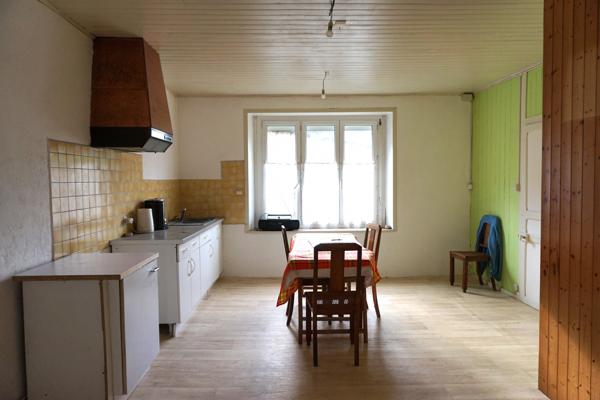 Maison en pierre, 1074m² de terrain, dépendances.