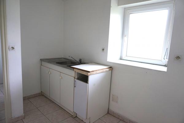 Maison en pierre, 1074m² de terrain, dépendances.