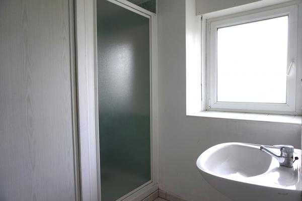 Maison en pierre, 1074m² de terrain, dépendances.