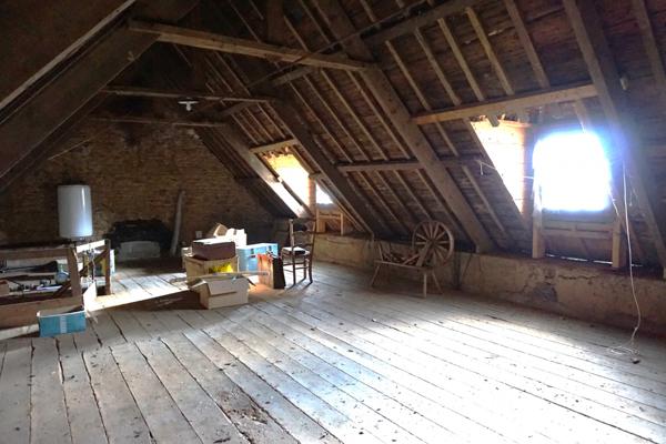 Maison en pierre, 1074m² de terrain, dépendances.