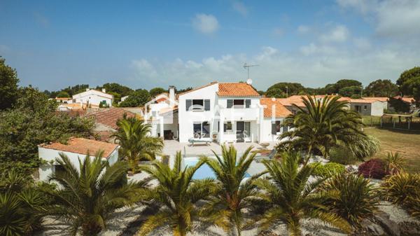 Maison avec piscine, dépendance et grand espace