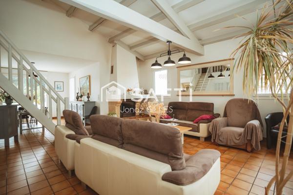 Maison avec piscine, dépendance et grand espace