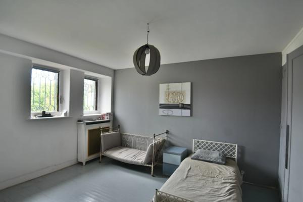 COURS LA VILLE - maison d'architecte 300 m² - terrain 6000m²