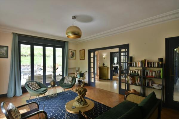 COURS LA VILLE - maison d'architecte 300 m² - terrain 6000m²