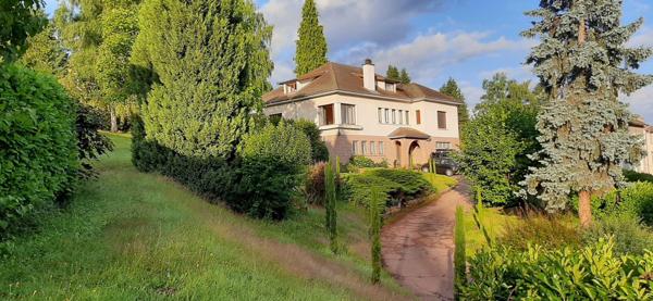 COURS LA VILLE - maison d'architecte 300 m² - terrain 6000m²