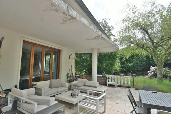 COURS LA VILLE - maison d'architecte 300 m² - terrain 6000m²