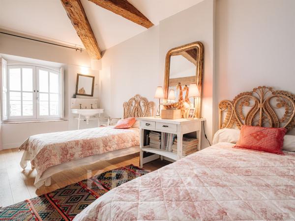 Rare à Carcassonne, cet appartement de 280 m² conjugue élégance, volumes remarquables et terrasse de 50 m² en plein centre-ville.