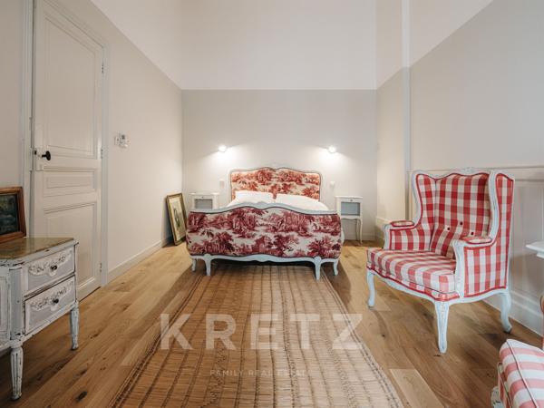 Rare à Carcassonne, cet appartement de 280 m² conjugue élégance, volumes remarquables et terrasse de 50 m² en plein centre-ville.
