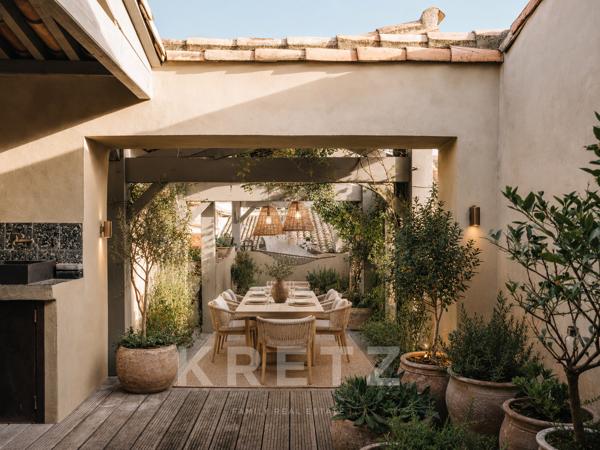 Rare à Carcassonne, cet appartement de 280 m² conjugue élégance, volumes remarquables et terrasse de 50 m² en plein centre-ville.