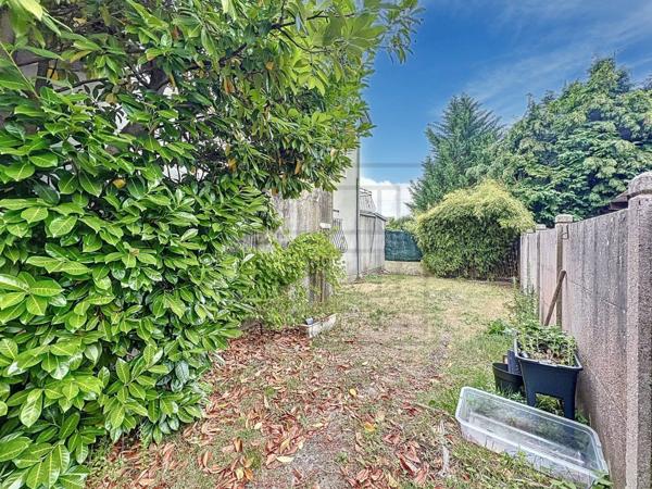 F2 Auvers avec jardin et parking