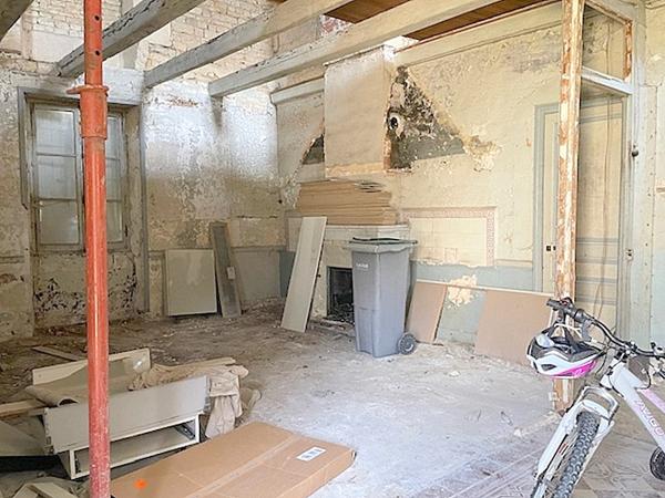 Local à réhabiliter sur 2 niveaux habitation ou commerce 93 m2+ jardin et stationnement